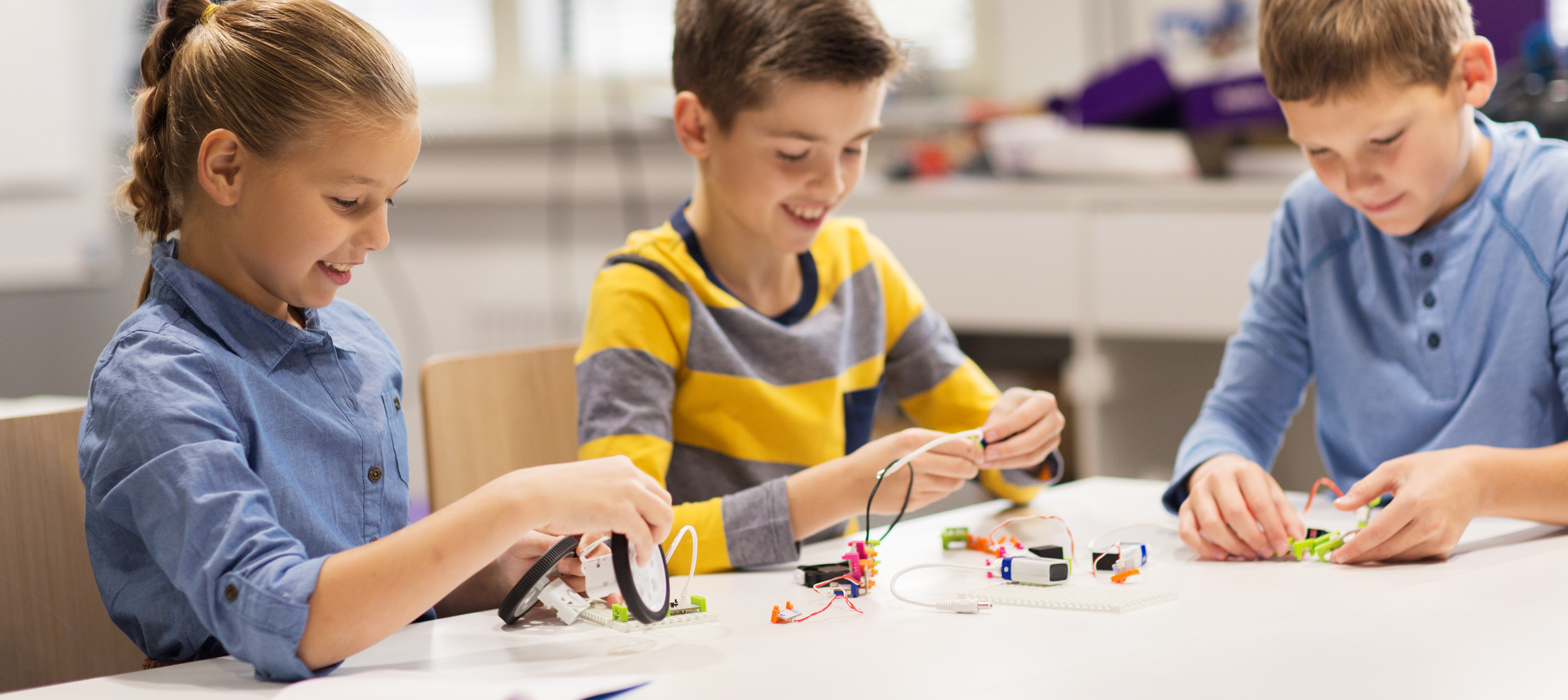 Students Using Little Bits Momgineer Slider – Momgineer